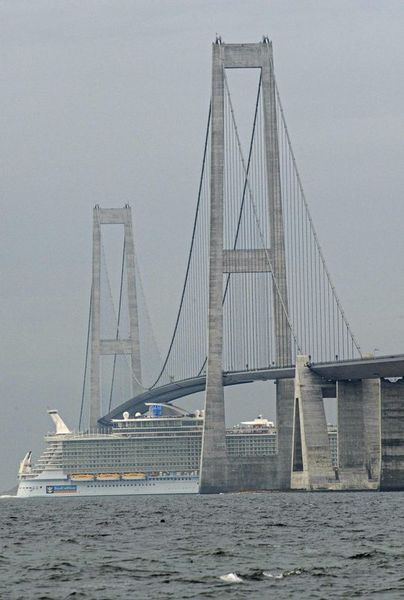 Dev Gemi Köprüyü Teğet Geçti